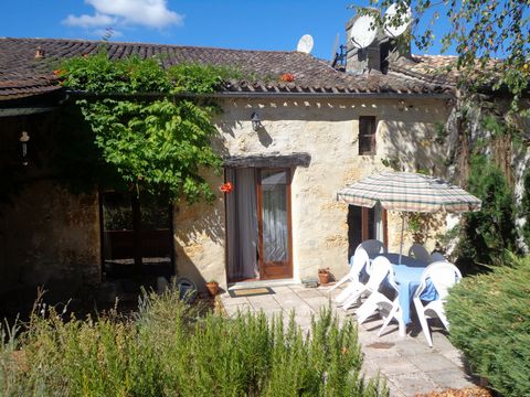 You will find this beautiful house in a small hamlet in the heart of the countryside between Castillon la Bataille and Villefranche de Lonchat. It offers: A Large living room with American kitchen 48.7m2 - Bathroom with WC 3.65m2 - Bedroom 11.2m2 - B...
