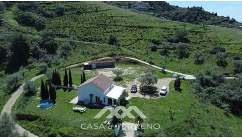 Discover your own slice of paradise in the serene countryside of Torrox with this charming property. Nestled on a spacious 2500m2 plot of perfectly flat land, this retreat offers a tranquil escape from the hustle and bustle of city life. Featuring 3 ...