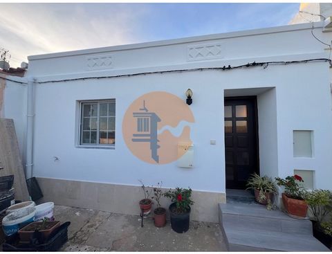 Esta encantadora casa de una sola planta, ubicada en la pintoresca zona de Bernarda, encima de la carretera N125, es un verdadero ejemplo de arquitectura típica del Algarve. Completamente restaurada, esta residencia combina el encanto tradicional con...