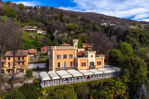 In Lesa, eingebettet in die malerische Landschaft des Lago Maggiore, steht das majestätische Schloss aus dem frühen 17. Jahrhundert zum Verkauf, ein wahres historisches Juwel, das ein unvergleichliches Erlebnis bietet. Jahrhundert, ein wahres histori...