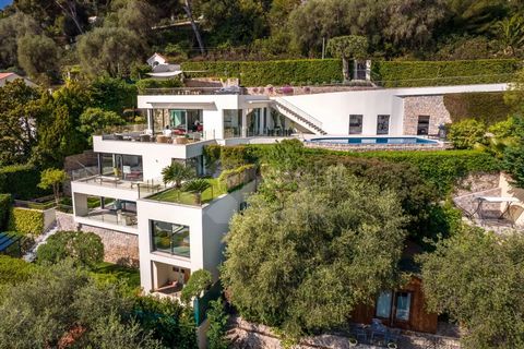 Saint Jean Cap Ferrat, magnificent villa overlooking the Bay of Beaulieu sur Mer. 4 bedroom villa set in a quiet environment. Modern architecture, very bright and spacious villa with panoramic sea views from all levels. Minutes walk to the sea and vi...