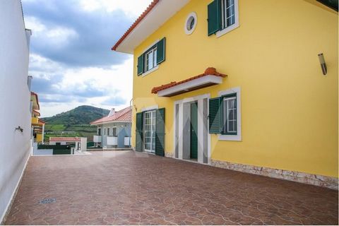 6-room house with a garage for 4 cars, outdoor space, barbecue, fireplace and large areas. This spacious and comfortable villa is located in an urbanization between Arruda dos Vinhos and Sobral de Monte Agraço, where harmony and serenity reign. It ha...