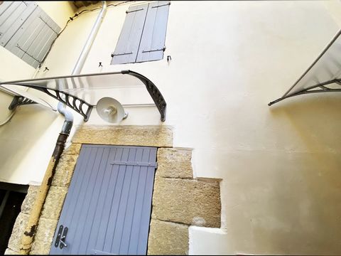 A very quiet newly modernised village house of 82m2 located within the beautiful historic village of Lauris. This charming house would be perfect as a first purchase or a holiday home in Provence. Everything is new. You will find a Salon with separat...