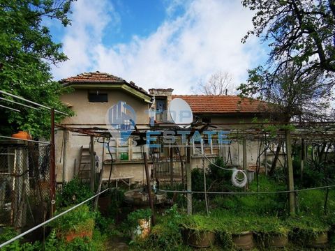 Top Estate Real Estate vous propose une maison en briques avec une grande cour dans le village de Tserova koria, région de Veliko Tarnovo. Le village est situé à 15 km de la ville de Veliko Tarnovo et à 13 km de la ville de Gorna Oryahovitsa. La surf...