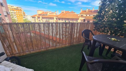 Spacious and bright apartment in the Puebla Lucia area. Just 800m from the beautiful beaches of Fuengirola. Good condition, it has 3 bedrooms and 1 recently renovated bathroom. The spacious living room gives direct access to the terrace with unobstru...