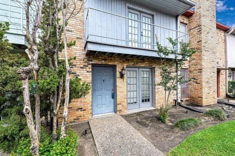 This exquisite townhouse condo, nestled within a gated community, offers picturesque pool views and a newly updated kitchen from 2024 with recent appliances. The spacious entertaining areas and prime location make it perfect for modern living. Conven...