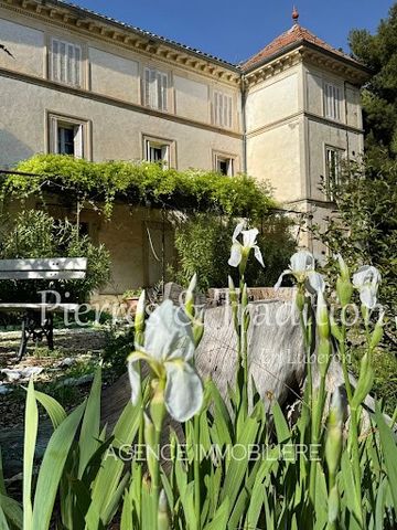 Situated in Provence, in the heart of the Luberon, this magnificent property's architecture reflects all the elegance of the 18th century, with its symmetry and perfectly balanced facade. With over 8 hectares of mainly vineyards, it also boasts a mag...