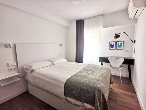 Charming 41m2 private apartment perfect for enjoying a comfortable stay in Madrid. It has a separate room with a double bed and work desk, a full bathroom, a fully equipped kitchenette, and a living room with a large sofa to rest on, Smart TV, and a ...