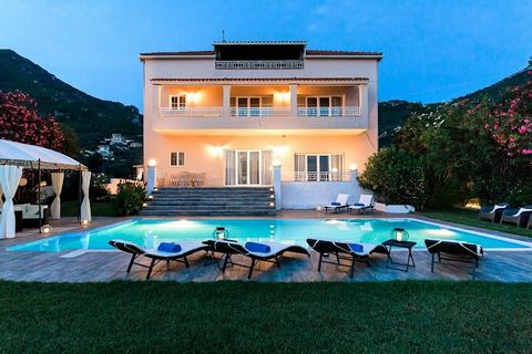 Corfu, Meliteiai, Paramonas, Luxe villa 480 m², aan het strand, volledig gemeubileerd, op een perceel van 1.700 m², 3 verdiepingen, met 6 slaapkamers (4 zijn master), 5 badkamers, 3 keukens, woonkamer open haard, 3 parkeerplaatsen, bouwjaar 1993, in ...