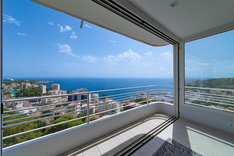 This extraordinary penthouse in San Agustín fulfills the highest demands on approx. 250 m² of living space and impresses with a breathtaking panoramic view that extends from Palma over the bay of Calanova to Illetas. Luxurious living ambience in a cl...