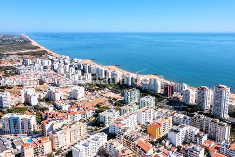 Excellent appartement, à Quarteira, à quelques mètres des plages ! Découvrez le charme de cet incroyable appartement, qui se distingue par son hall d'entrée accueillant, un salon, une kitchenette, une chambre confortable et une véranda offrant une vu...