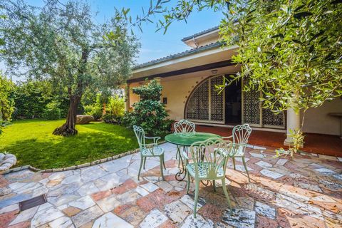 We present a real estate gem located in Gardone Riviera, in the heart of the picturesque Borgo di Fasano. This extraordinary residence, consisting of eight energy class A residential units distributed in two buildings for added privacy, represents lu...