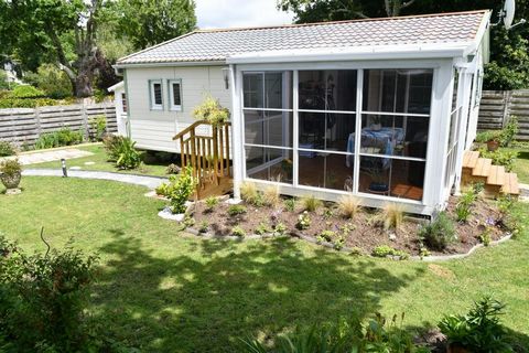 Exceptional Opportunity: Charming Mobile Chalet in Saint-Molf, near Guérande Discover a peaceful life close to the sea and the salt marshes of Guérande with this charming mobile chalet located in the 4-star campsite of the Domaine de Kernodet. Nestle...