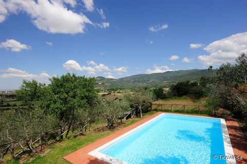 2003I - Toscana - Cortona - Ticova Immobiliare erbjuder Vackert hus på landet med panoramautsikt nära Cortona. Den exceptionella utsikten, äktheten och lugnet gör denna fastighet verkligen perfekt för att tillbringa din semester eller möjligen göra d...