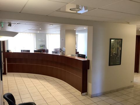 For sale an office space of approximately 189 m2 in Brive Hospital district currently occupied after a medical activity and soon available. This premises is located on the ground floor with disabled access. It consists of 5 offices, an annex room use...