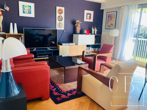 Top of the Mail, on the 3rd floor of a secure luxury residence, I offer for rent this elegant 88m2 apartment with garage in the most popular area of La Rochelle. Crossing, it consists of a spacious entrance, a fitted and equipped high-end kitchen, a ...