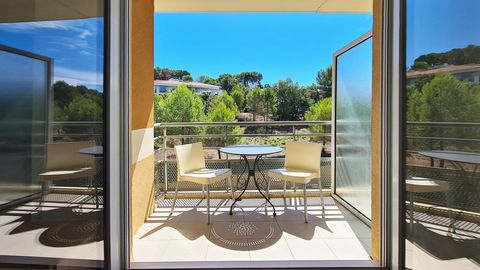 Sophia Antipolis special investor, close to the grandes écoles, the golf course and the tram bus linking Antibes center and Juan les pins, studio on the 2nd floor with a large box of more than 24 m2. Sold with a commercial lease in a well-maintained ...