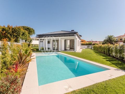 Single-storey 4-bedroom villa, with a gross construction area of 321 sqm, fully renovated and brand new, detached, with a south-facing swimming pool, a surrounding garden, and a garage, located on a 776 sqm plot in Quinta da Beloura II, Sintra. The l...