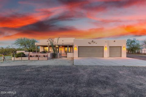 ***DREAM HORSE PROPERTY*** Escape the hustle & bustle of the city and embrace the beauty & serenity of country life in this fantastic Custom Santa-fe style property! This beauty is located on it's own private road, comes with a MASSIVE almost 5 acre ...