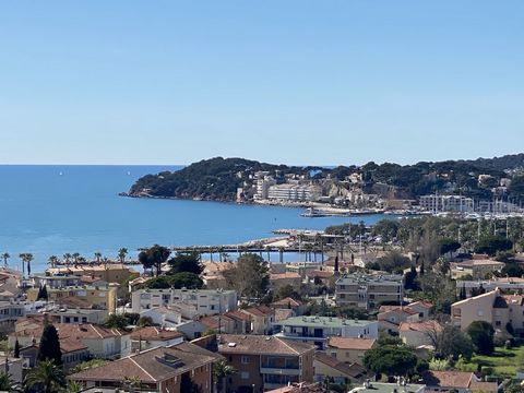  Dossier no 1017 - L'agence Home Provence Sanary vous propose à la vente ce splendide appartement 3 pièces. Situé sur le secteur des Lones, avec une vue panoramique sur toute la ville de Sanary, dans une petite copropriété de seulement 4 lots. Cet ap...