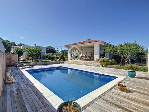 Lucas Fox presenta esta encantadora villa reformada completamente en 2019 con una superficie de 235 m² construidos sobre una parcela de 1.000 m² en la prestigiosa urbanización residencial de Sa Caleta, en el término municipal de Ciutadella de Menorca...