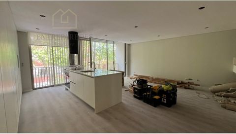 2 bedroom duplex flat with garage to buy in the centre, ready to move in, Porto fr G. This 4-storey building, located on Rua Doutor Afonso Cordeio, stands out for its excellent location, contemporary architecture. In the centre of Matosinhos, a few s...