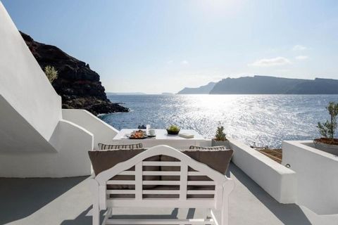 For Sale Hotel, Santorini-Oia ,Ammoudi 285sq.m , 7 rooms ,3 level/s ,8 bath/s , 1990 built year , features: Balconies, For Investment, Bright, AirConditioning, Painted , view :Sea view ,  price: 3.000.000€