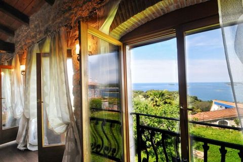 Uitstekende locatie in het hart van Vrsar, gezellige villa met fantastisch uitzicht op zee. Uniek en veelbewogen.