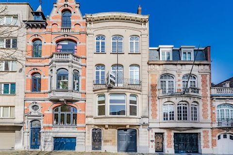 Located just a stone's throw from the Rue des Tongres and the Parc du Cinquantenaire, we invite you to discover this mansion that has been converted into offices (recognised by the town planning authorities) and a co-working space.   Behind the elega...