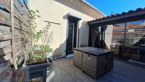 Gard (30), for sale in Nimes, New and Exclusive, close to the Jardins de la Fontaine and all amenities, this magnificent town house of 85 m² (square), completely restored. This property offers you all modern comfort in a quiet and very busy area of N...