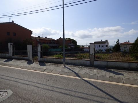 Gran terreno en Santa Oliva pueblo de 1200m2. ~ ~ Terreno plano con proyecto (no incluido en el precio) para construir cuatro casas apareadas en pleno Santa Oliva. ~