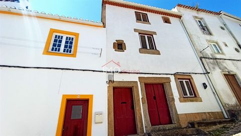 House near Fonte da Vila, in Castelo de Vide, with 340 m2 of gross construction area.  Ground floor comprising two rooms, currently used as storage. 1st floor with dining room, lounge, bathroom and kitchen. 2nd floor with lounge, small chapel, passag...