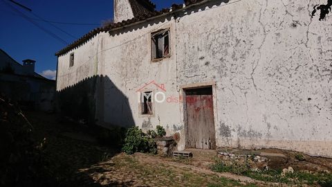 Ensemble de maisons de 3+2 chambres à rénover, situé dans le village de Galegos, dans la municipalité de Marvão, au cour du parc naturel de la Serra de São Mamede.  L´une des maisons est composée d´un rez-de-chaussée, d´un étage et d´un patio, avec u...