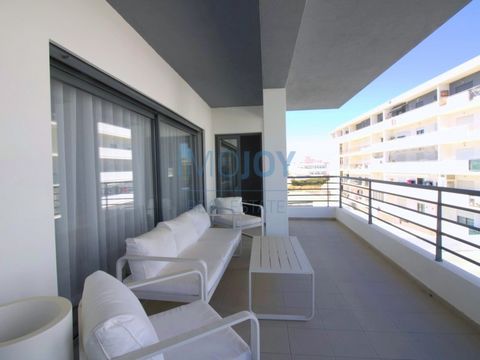 Hermoso apartamento completamente reformado con ascensor situado en el corazón del Parque Natural de la Ría Formosa en Olhão. El piso tiene una generosa superficie con hall de entrada, amplio salón comedor, cocina integrada y equipada, trastero, un d...