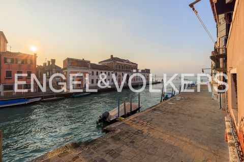 We are located along the fondamenta of Cannaregio, the nerve centre of the sestiere, with numerous local activities and splendid views. Walking here is a 'pleasure, even more so owning a ground floor block. The solution we propose is the result of a ...