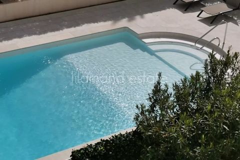 Exclusive! Le Cannet, 150 m from the Town Hall, on the Tivoli gardens, in a beautiful residence with swimming pool and caretaker, a stone's throw from the shops. A 3/4 room 97 sqm apartment, completely renovated with taste, including a 45 sqm living ...