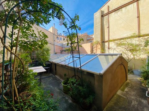 In the heart of the Bastide, between Place Carnot and the Portal des Jacobins, excellent location for this duplex, with incredible charm, nestled on the last two floors of a 3-level building, at the bottom of a courtyard, with different access points...