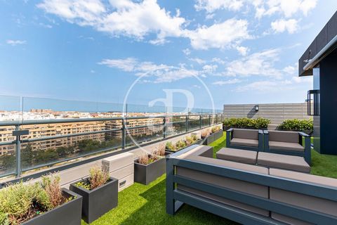 3 BEDROOM PENTHOUSE FOR SALE WITH TERRACE AND SEA VIEWS IN AVENIDA DE FRANCIA. aProperties presents this duplex penthouse located on Avenida de Francia, in one of the most exclusive areas of Valencia, is a true jewel of design and elegance. This luxu...