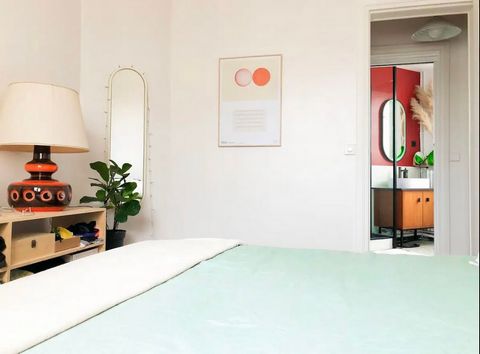 This peaceful and central accommodation will delight you with its charming decoration with furniture in the style of the 70s. At the foot of the Croix de Chavaux metro station (line 9) which takes you to the gates of Paris in 5 minutes and to the cen...