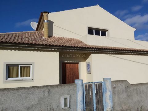 4 bedroom villa located in Terças, Porto Santo with a splendid view of the mountains of this locality and the sea. This house consists of two floors, and on the ground floor there are: four bedrooms, one of them en suite, a kitchen with laundry area,...