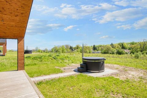 Ferienhaus bei Nørre Kettingskov, nur gut 500 m vom Wasser gelegen. Die großen Fensterflächen des Hauses sorgen für unglaublich viel Lichteinfall. Es stehen drei Schlafzimmer und zwei Badezimmer zur Verfügung. Dazu kombiniertes Wohn-/Esszimmer, ausge...