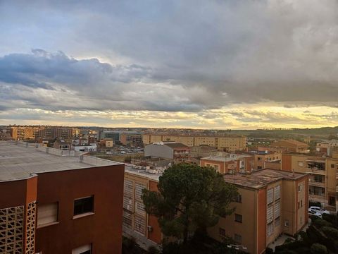 Beautiful 110m2 apartment for sale in Figueres, Girona. It composes: Living room with access to the balcony with beautiful views, sunny, facing southeast Independent kitchen, renovated with access to the laundry room, 3 bedrooms, 1 bathroom, renovate...