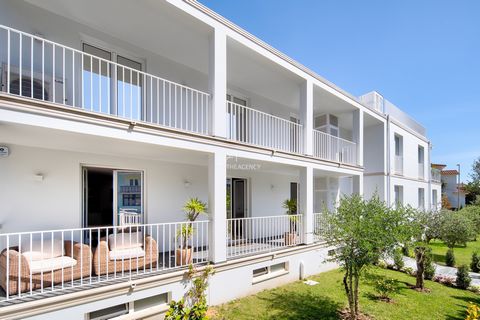 The apartment is located in Monte Estoril, only a few minutes walk from Av. Sabóia and various shopping opportunities. The beach and train station can be reached within 15 minutes of walking. The apartment is one of five in this well-designed buildin...