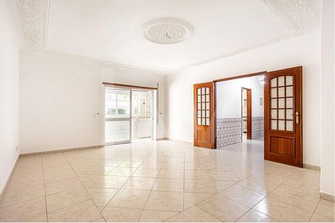 Seja bem-vindo a esta deslumbrante oportunidade de residência em Portimão! Este espaçoso apartamento T3 oferece um ambiente generoso e acolhedor, ideal para quem valoriza conforto e conveniência. Com uma área total de 127 m2, este imóvel é perfeito p...