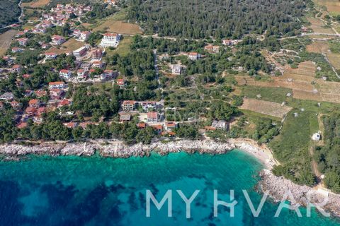 Una proprietà vicino al mare, situata nella parte sud dell'isola. È un posto meraviglioso per godersi il sole infinito e la rinfrescante brezza marina in una zona tranquilla di Ivan Dolac. 