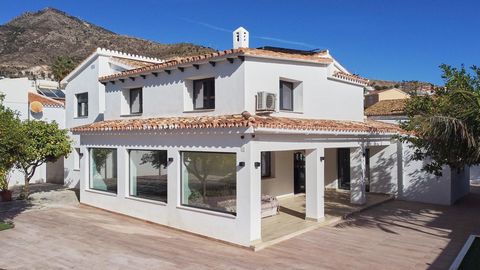 Spectacular villa that has been recently renovated with the best materials and finishes. Ready to brand new!. . Located in the quiet urbanization of Montealto, Benalmadena, this 5-bedroom, 4-bathroom villa is located a few meters from all kinds of am...