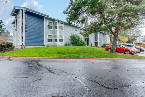 Price improvement AND seller offers buyer 20k in credits of buyers choice!!! Open house Sat 6/22 10-12!Turnkey 2 bedroom, 1 bathroom upper floor condo in the heart of Tualatin. New hardwood plank laminate floors throughout! New kitchen appliances; fr...