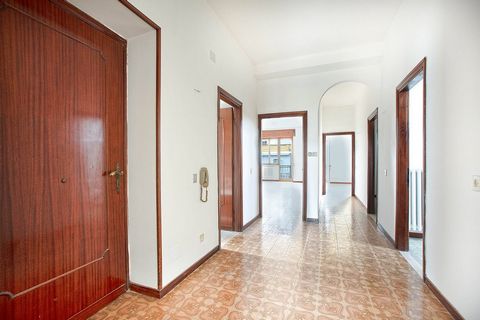 VETRALLA, Via della Pietà Duży apartament w Vetralla z unikalnymi cechami Odkryj przyjemność życia w przestronnym i wygodnym otoczeniu przy Via della Pietà w Vetralla. Znajduje się w budynku, w którym znajdują się tylko dwa lokale mieszkalne, apartam...