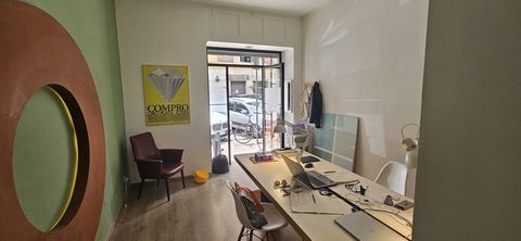 TESTACCIO Adjacent. Via Marmorata and more precisely in Via Giovanni Branca we offer the sale of a registered commercial space C/1, on the street, of 21 cadastral square meters with bathroom, the ceilings are 4 m high and the shutter is electric. The...