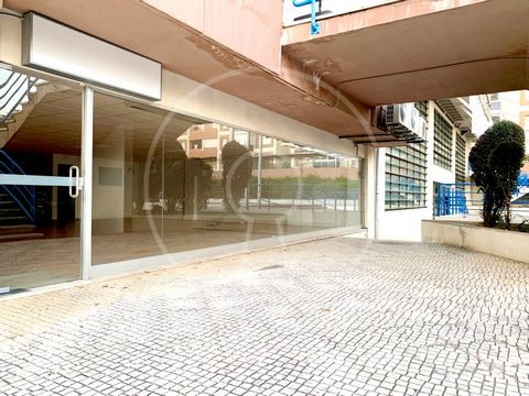 Commercial space for a shop or office with a living area of 160 sqm in a central and privileged location in Quinta do Lambert. The space is divided into 9 versatile rooms, offering various possibilities for use, and has bathrooms with m/f divisions. ...
